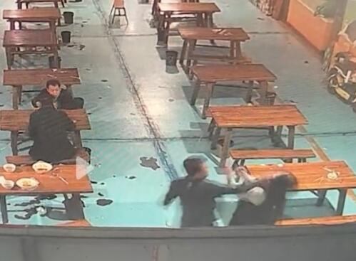 陕西女子被多名男子殴打 旁人看到无动于衷 背后真相实在让人惊愕